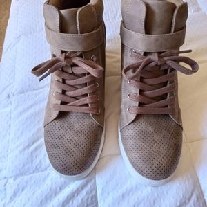 Women's wedge sneakers in taupe faux suede. Size 8.5